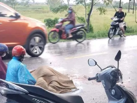 Xe ôtô lấn làn tông người phụ nữ mang thai 7 tháng tử vong