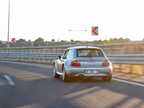 Lập kỷ lục thế giới nhờ tài lái xe ô tô giật lùi