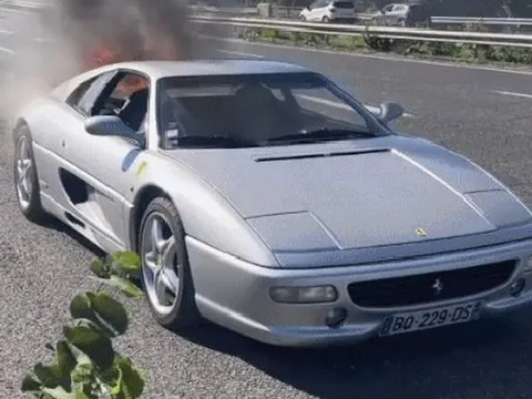 Chạy thử trước khi mua, Ferrari F355 cả trăm nghìn USD bất ngờ bốc cháy