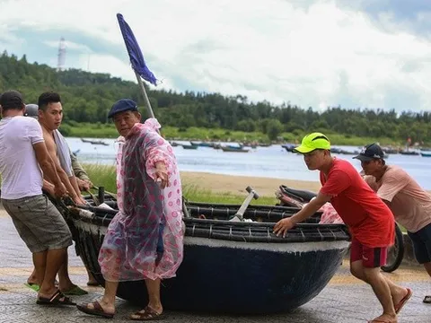 Ảnh: Người dân miền Trung hối hả kéo thuyền, chằng chống nhà cửa chạy bão Noru