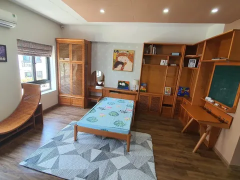 Ông bố tự tay thiết kế phòng thông minh cho con, có bàn học chống gù chống cận