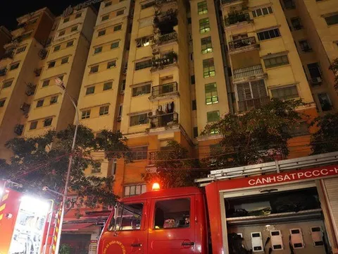 Hà Nội: Chung cư bốc cháy lúc nửa đêm, cảnh sát điều 8 xe chữa cháy dập lửa