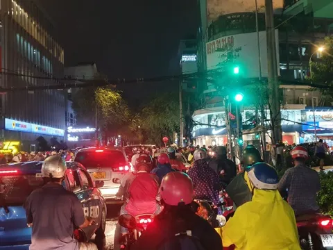 Trung tâm TP HCM kẹt xe nghiêm trọng sau cơn mưa chiều