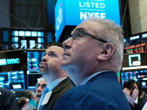 Dow Jones rơi vào thị trường gấu, S&P 500 chạm mực thấp nhất trong năm