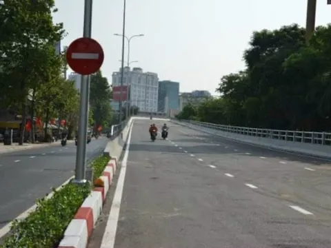 TP HCM: Cấm xe tải và ô tô qua cầu vượt Nguyễn Hữu Cảnh