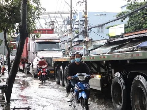 TP HCM: Triều cường dâng cao, đường Trần Xuân Soạn chìm sâu trong nước