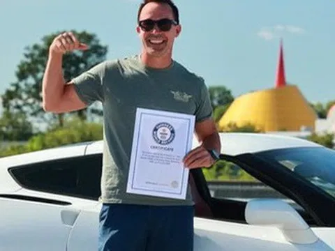 20 năm đi lùi, YouTuber lập kỷ lục thế giới lùi ô tô nhanh nhất