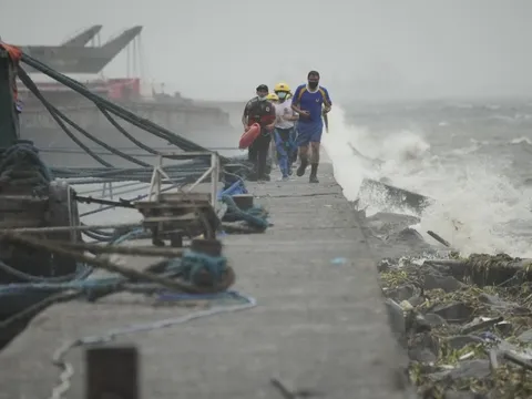 Philippines hủy và thay đổi hàng loạt chuyến bay do siêu bão Noru