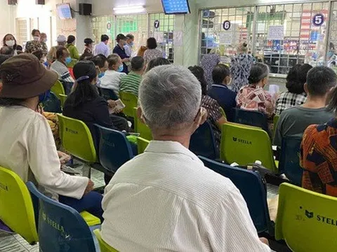 Hình ảnh 'lạ' khi lãnh thuốc bảo hiểm y tế: Nơi rồng rắn, nơi vắng hoe