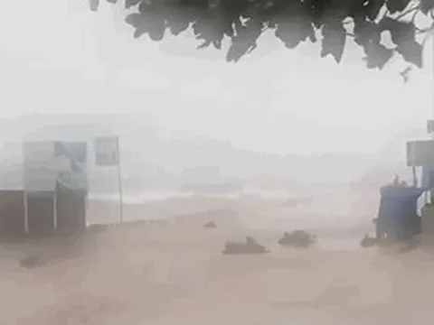 Bão số 4 tiến thẳng vào bờ biển, chỉ còn cách Quảng Ngãi hơn 140 km