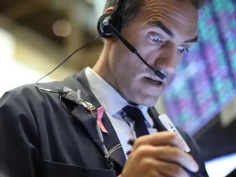 Dow Jones giảm hơn 100 điểm, Phố Wall vẫn chìm trong bế tắc