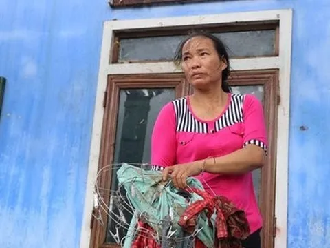 Huế: Gió thổi bay mái nhà, 4 người trong gia đình chui vào tủ lánh nạn