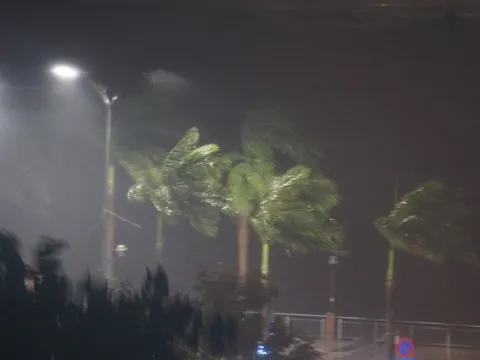 Bão số 4 giật cấp 15 chuẩn bị đổ bộ đất liền, đang trên vùng biển từ Quảng Trị đến Quảng Ngãi