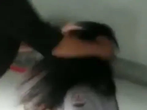 Phẫn nộ 5 học sinh cấp 2 đấm đá, lột trần 1 nữ sinh