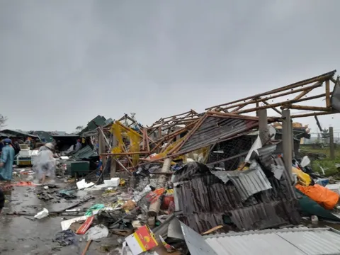 Những thiệt hại đầu tiên do bão số 4 ở miền Trung: Nhà tốc mái, người bị thương