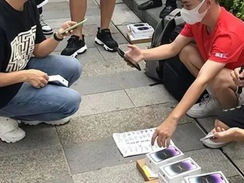 Nhiều dân buôn nuôi mộng 'găm hàng' iPhone 14 để kiếm lời nay phải cắt lỗ