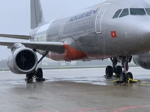 Hãng bay gấp rút di dời máy bay 'trú bão', một máy bay lỗi kỹ thuật phải ở lại