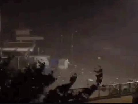 Mưa to, gió rít bao phủ từ Quảng Ngãi đến Huế, bão số 4 (Noru) sắp đổ bộ đất liền