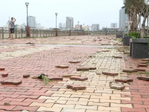 Hàng quán ven biển Đà Nẵng ngổn ngang, bão 'lột' gạch lát kè bờ sông Hàn