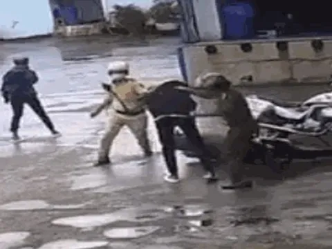 Tạm đình chỉ 4 cảnh sát liên quan vụ đánh, đá 1 nam sinh