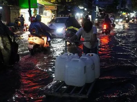 Ảnh: Người dân TP.HCM vật lộn với triều cường đạt đỉnh