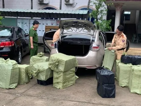 CLIP: Tài xế bỏ chạy, công an phát hiện nhiều bất ngờ trong ôtô Toyota Vios