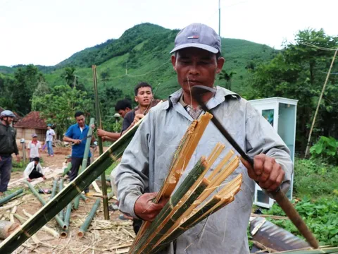 Tình làng nghĩa xóm sau bão số 4
