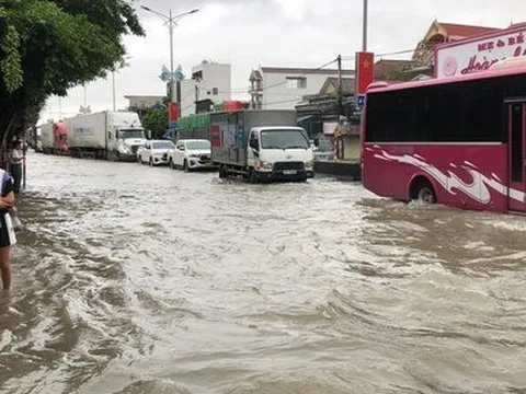 Nghệ An: Quốc lộ 1A ngập sâu, ách tắc giao thông hơn 2km