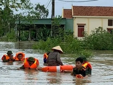 Lực lượng công an dầm mình giúp dân khắc phục hậu quả mưa bão
