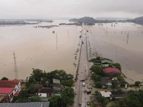 Hà Tĩnh: Nước lũ ngập Quốc lộ 1A, cấm phương tiện di chuyển qua