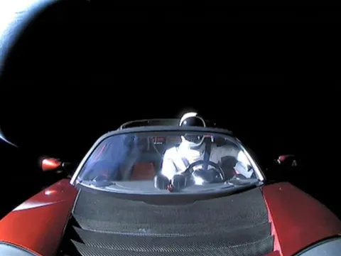 Chiếc Tesla Roadster gần 2,4 tỷ đồng Elon Musk gửi vào vũ trụ 4 năm trước giờ ra sao?
