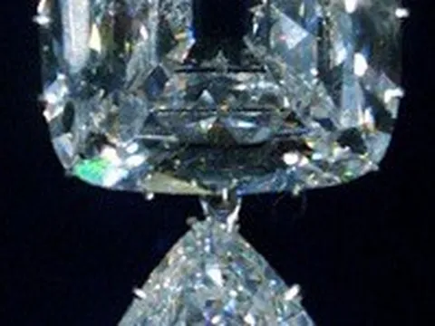 Ai là người sở hữu chiếc cài áo kim cương của Nữ hoàng Anh?