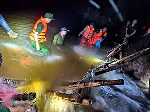 Nghệ An: Vỡ đê kênh, hàng trăm người dầm mưa khắc phục