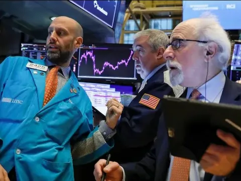 Nike giảm 12,8%, Phố Wall trải qua tháng tồi tệ nhất từ tháng 3/2020