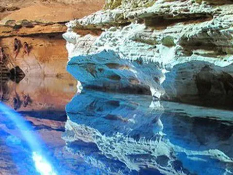 Độc đáo hồ nước tàng hình khiến du khách ngâm mình mà cứ ngỡ đang 'bơi trong không khí'