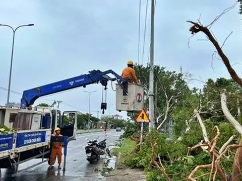 Hàng loạt địa phương bị mất điện do bão Noru