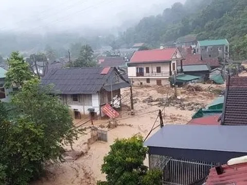 Nghệ An: Lũ quét kinh hoàng, nhiều ngôi nhà bị cuốn trôi