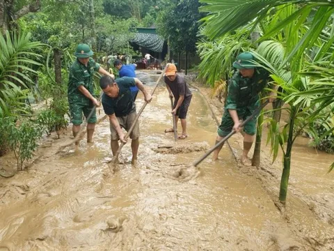 Người dân rưng rưng xúc động khi thấy bộ đội về giúp dân sau lũ