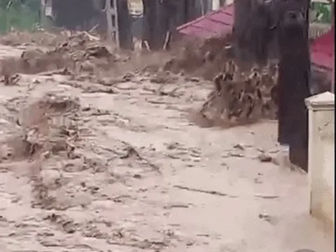 Clip: Nước lũ điên cuồng quét qua Mường Xén cuốn phăng ô tô, xe máy