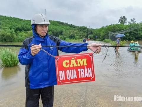 2 vợ chồng ngã xe khi qua tràn lúc nửa đêm, vợ bị nước cuốn tử vong