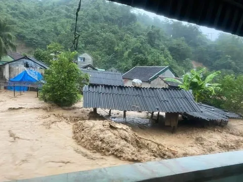 Lũ quét kinh hoàng cuốn trôi cháu bé 4 tuổi, nhiều nhà, xe ôtô