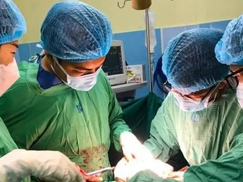 Phẫu thuật thành công cho bệnh nhân có khối u tuyến giáp khổng lồ