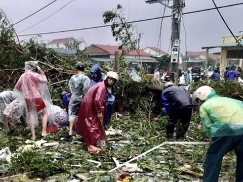 Người dân tìm vàng giúp chủ tiệm sau trận lốc xoáy