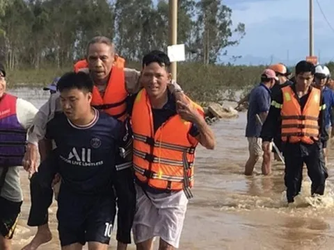 Quảng Nam: Cụ ông bị nước lũ cuốn, bám lấy bụi cây chờ giải cứu