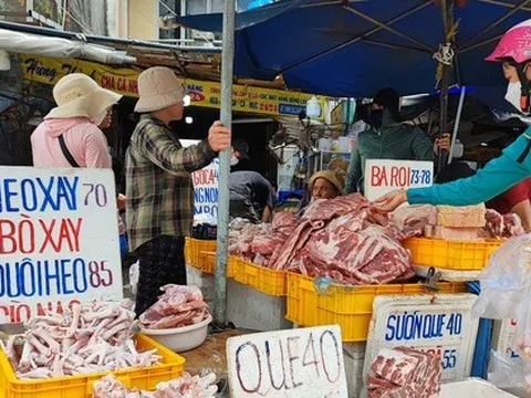 Thịt heo đông lạnh rẻ ngỡ ngàng, 'càn quét' các chợ, chất lượng 'hên xui'