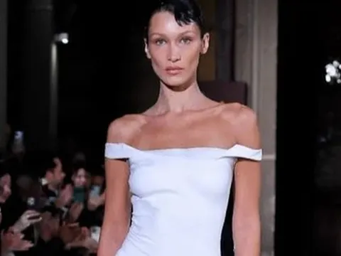 Chiếc váy phun sơn gây sốt của Bella Hadid