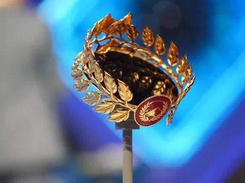 Cận cảnh chiếc vòng nguyệt quế sơn son thiếp vàng dành riêng cho Quán quân Olympia 2022