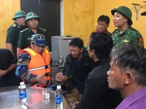 Huế: Cứu 9 ngư dân trên tàu cá bị sóng đánh chìm