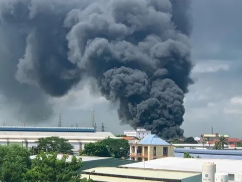 Hỏa hoạn tại Tổng kho An Hồng, hàng trăm cảnh sát PCCC căng mình dập lửa