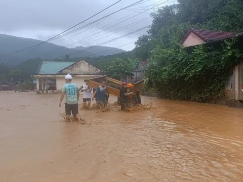 Cấp bách cứu trợ người dân đang bị lũ chia cắt, không để ai thiếu đói